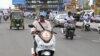 គណបក្សប្រជាជនកម្ពុជាដែលកំពុងដឹកនាំរដ្ឋាភិបាល​ នៅព្រឹកថ្ងៃសៅរ៍នេះ បានចាប់ផ្តើមយុទ្ធនាការឃោសនាបោះឆ្នោតដែលធំជាងគណបក្សនយោបាយផ្សេងៗ នៅរាជធានីភ្នំពេញ ថ្ងៃសៅរ៍ ទី២៩ ខែកក្កដា ឆ្នាំ២០១៨។ (ស៊ុន ណារិន/VOA)
