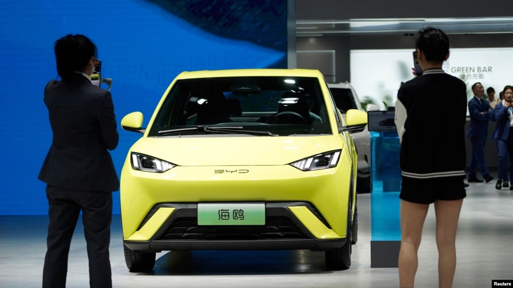 2023年4月19日在上海举办的2023年车展上，中国车厂比亚迪新生产的海鸥牌小型电动车吸引了许多参观者的眼球。(photo:VOA)