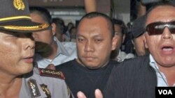 Terdakwa kasus korupsi mafia pajak, Gayus Tambunan dikawal oleh polisi saat tiba di bandara Soekarno-Hatta Jakarta, 31 Maret 2010 (foto dokumentasi).