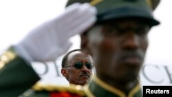 Un soldat rwandais devant le président Paul Kagame, à l'aéroport de Kigali, le 6 février 2008.