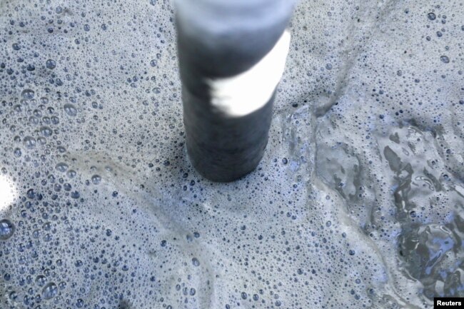 Reclaimed water mixed with captured carbon dioxide is seen in a container in San Jose, California, U.S. February 1, 2023. (REUTERS/Nathan Frandino)