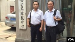 蔡瑛（左）、马连顺律师7月下旬到天津市公安局再次寻找被失踪的李和平律师