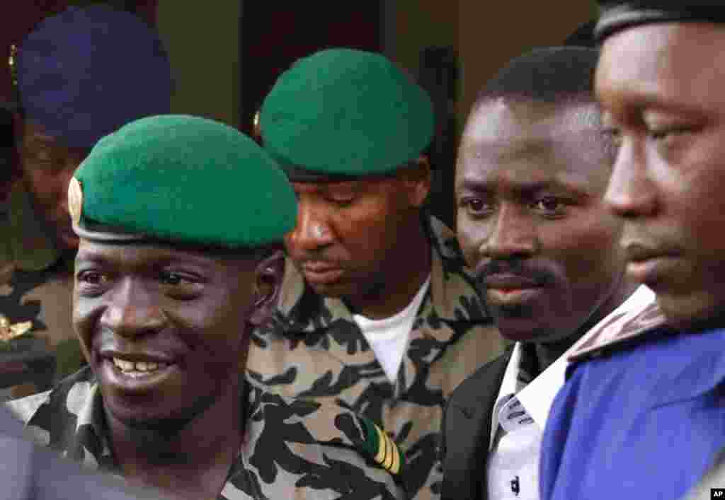 Coup leader Capt. Amadou Haya Sanogo, left, in Bamako, Mali, March 29, 2012. (AP)