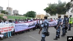 Les gens protestant contre les meurtres rituels marchent à Libreville , au Gabon , samedi 11 mai 2013.