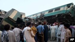 پاکستان کې وخت په وخت د اور ګاډو د ټکر پېښې رامنځته کيږي