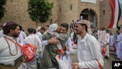 예멘 수도 사나에서 예멘 후티 반군의 포로로 잡혔던 예멘인이 후티반군과 예멘 정부간의 대규모 포로 교환 합의에 따라 30일 석방된 후 가족들과 만났다. 