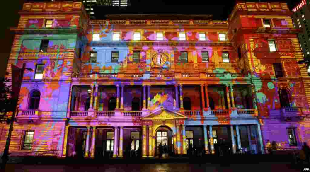 26/5: Tòa nhà Customs House được chiếu sáng bằng đủ loại màu sắc trong lễ hội Vivid Light ở Sydney, Australia. Chủ đề của lễ hội là ánh sáng, âm nhạc, và ý tưởng. Đèn được lập trình để biến tòa nhà thành những tác phẩm nghệ thuật. (AP Photo)