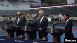 Tổng thống Hoa Kỳ Joe Biden, giữa, Thủ tướng Úc Anthony Albanese, trái, và Thủ tướng Anh Rishi Sunak, phải, họp về dự án AUKUS tại Căn cứ Hải quân Point Loma ở San Diego, California, ngày 13/3/2023.