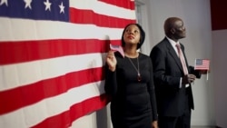 Dvoje novih američkih državljana pozira ispred američke zastave posle polaganja testa za državljanstvo na Menhetnu u Njujorku, 13. septembra 2015.