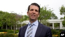 Donald Trump Jr., el hijo mayor del Presidente de EE.UU., quien aceptó haberse reunido en la campaña electoral de 2016 con una abogada vinculada al Kremlin, contrató el lunes un abogado para representarlo.