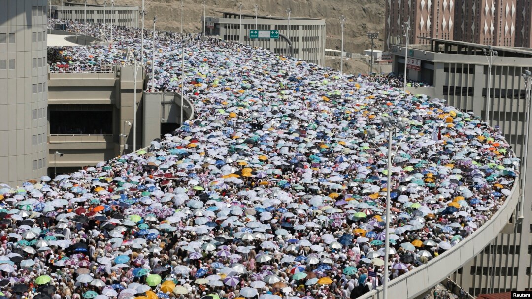 Jemaah haji berjalan di atas jembatan saat menuju tempat melakukan ibadah Jumrah Aqabah, atau ritual melempari setan dengan batu di Makkah (6/10). (Reuters/Muhammad Hamed)