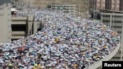 Jemaah haji berjalan di atas jembatan saat menuju tempat melakukan ibadah Jumrah Aqabah, atau ritual melempari setan dengan batu di Makkah (6/10). (Reuters/Muhammad Hamed)