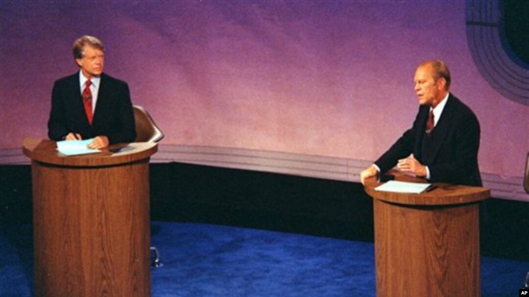 Dalam foto dokumentasi debat Capres AS, 23 September 1976 di Philadelphia's Walnut Street Theater ini, Presiden Gerald Ford mengemukakan pendapatnya saat capres (saat itu) Jimmy Carter mendengarkannya dalam debat pertama dari tiga debat yang dijadwalkan menjelang pemilu (AP Photo, File)