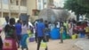 Les habitants d’un quartier s’approvisionnent en eau potable à partir d’un camion-citerne, Dakar, Sénégal, 4 juillet 2017.