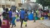 Les habitants d’un quartier s’approvisionnent en eau potable à partir d’un camion-citerne, Dakar, Sénégal, 4 juillet 2017.