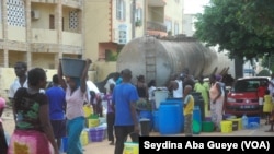 Les habitants d’un quartier s’approvisionnent en eau potable à partir d’un camion-citerne, Dakar, Sénégal, 4 juillet 2017.