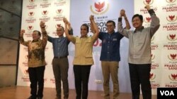 Kelima Sekjen Partai Politik yang tergabung dalam Koalisi Indonesia Adil dan Makmur memberikan konferensi pers kepada awak media, setelah koalisi dibubarkan oleh Prabowo Subianto di Prabowo-Sandi Media Center , di Jakarta, Jumat (28/6). (foto: VOA/Ghita)