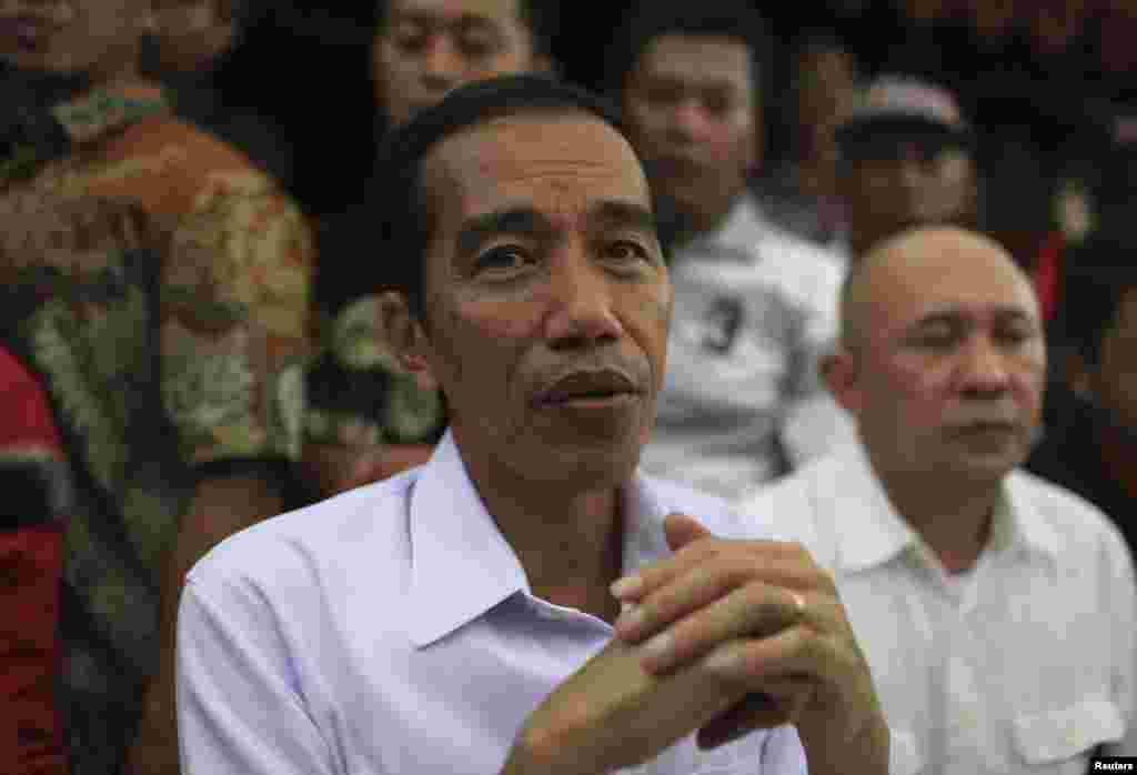 Jakarta governor and presidential candidate Joko Widodo looks on during PDIP party campaign in Jakarta March 16, 2014.&nbsp;