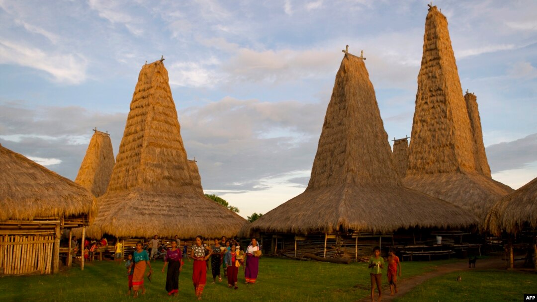 Sejumlah perempuan adat dan anak-anak membawa sesajen sehari sebelum tradisi tahunan "Pasola" di Desa Ratenggaro, Sumba, 21 Maret 2014. (Foto: AFP)