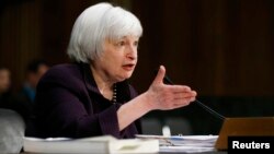 Kepala Bank Sentral AS, Janet Yellen memberikan keterangan di depan komisi perbankan Senat AS (foto: dok).