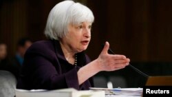 Kepala Bank Sentral AS, Janet Yellen memberikan keterangan di depan Komite Perbankan Senat AS, Selasa (24/2).