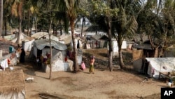 Warga muslim Burma yang mengungsi tinggal di tenda-tenda darurat di negara bagian Rakhine (foto: dok). Kerusuhan anti muslim kembali terjadi hari Selasa, 30/4. 