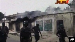 Gambar yang diambil dari siaran Televisi Nigeria ini menunjukkan tentara keamanan melewati rumah-rumah yang terbakar hangus di Maiduguri, Nigeria, awal bulan Oktober (Foto: dok). Organisasi HAM menyatakan pelanggaran HAM pasukan Keamanan Nigeria telah menciptakan lingkaran kekerasan dan meningkatkan suasana mencekam di wilayah ini.