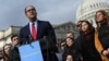 ARCHIVO - El representante Will Hurd (republicano de Texas) habla en conferencia de prensa con "Dreamers", activistas de derechos de inmigración y otros en apoyo de un acuerdo por una solución permanente para estos,en el Capitolio en Washington, EEUU, el 13 de febrero de 2019. 