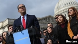 ARCHIVO - El representante Will Hurd (republicano de Texas) habla en conferencia de prensa con "Dreamers", activistas de derechos de inmigración y otros en apoyo de un acuerdo por una solución permanente para estos,en el Capitolio en Washington, EEUU, el 13 de febrero de 2019. 