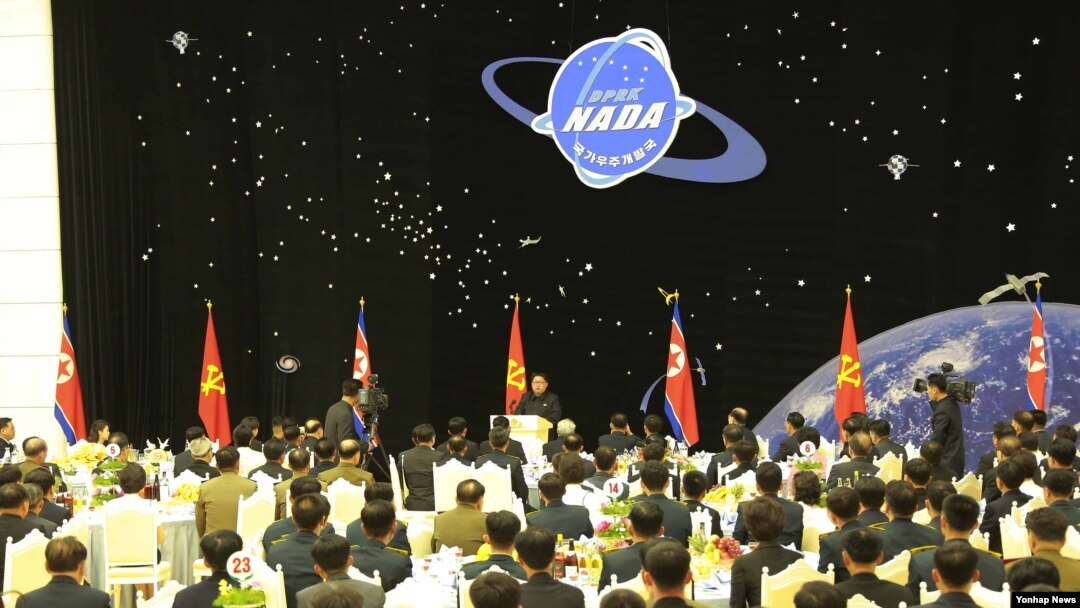 Banquete en honor de los científicos que participaron en el lanzamiento del satélite 'Kwangmyunsung-4' del 7 de febrero pasado.