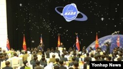 Banquete en honor de los científicos que participaron en el lanzamiento del satélite 'Kwangmyunsung-4' del 7 de febrero pasado.