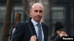 ARCHIVO - El exjefe de la Federación de Fútbol de España, Luis Rubiales, comparece ante el juez en un juicio por un beso no consentido a la jugadora Jenni Hermoso, el 12 de febrero de 2025