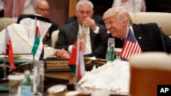 El presidente Donald Trump estrecha la mano con el príncipe coronado de Abu Dhabi, Mohamed bin Zayed Al Nahyan, durante la cumbre de líderes del Consejo de Cooperación del Golfo.