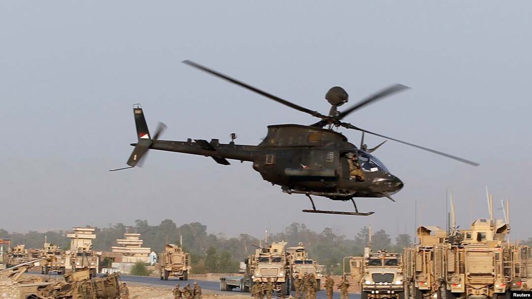 Pasukan AS memeriksa kerusakan terhadap kendaraan NATO di Jalalabad, Afghanistan (24/8). (Reuters/Parwiz)