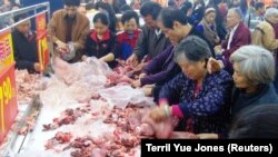 Pelanggan memilih potongan daging kelinci. Korea Utara meminta rakyatnya untuk makan lebih banyak daging kelinci sewaktu negara itu menghadapi tahun kedua lockdown internasional terkait COVID-19. (Foto: REUTERS/Terril Yue Jones)