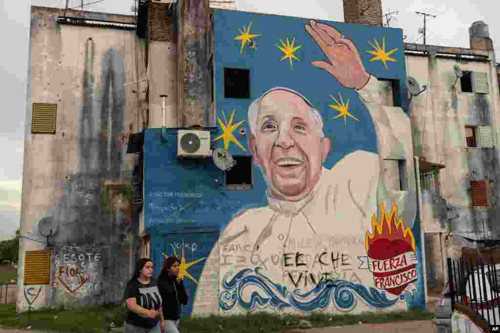 &ldquo;En su momento, Bergoglio lavaba los pies acá en el barrio. Todo el barrio nos unimos a rezar, el papa está en nuestras oraciones&rdquo;, dijo una de las fieles.