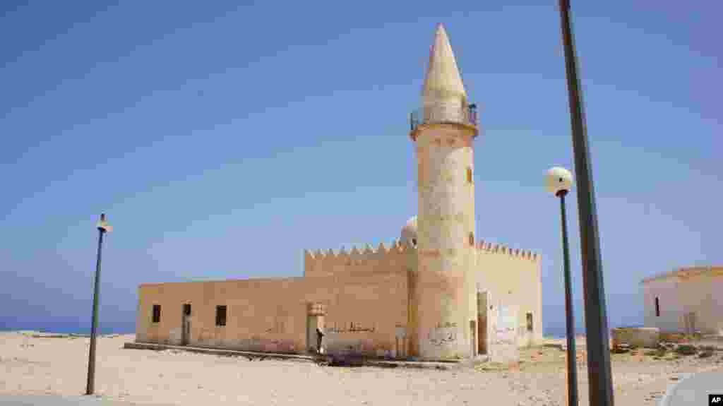 A simpler mosque, near Berdi. (VOA-E. Arrott)