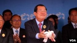 Prime Minister Hun Sen, the ruling party's chairman, presides over the ceremony to mark 68th birthday of the ruling Cambodian People’s Party at Phnom Penh’s Koh Pich Island, Cambodia, June 28, 2019. (Aun Chhengpor/VOA Khmer)