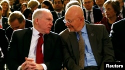 Hai ông John Brennan và James Clapper nằm trong số những người ông Trump tính tước quyền thông hành an ninh