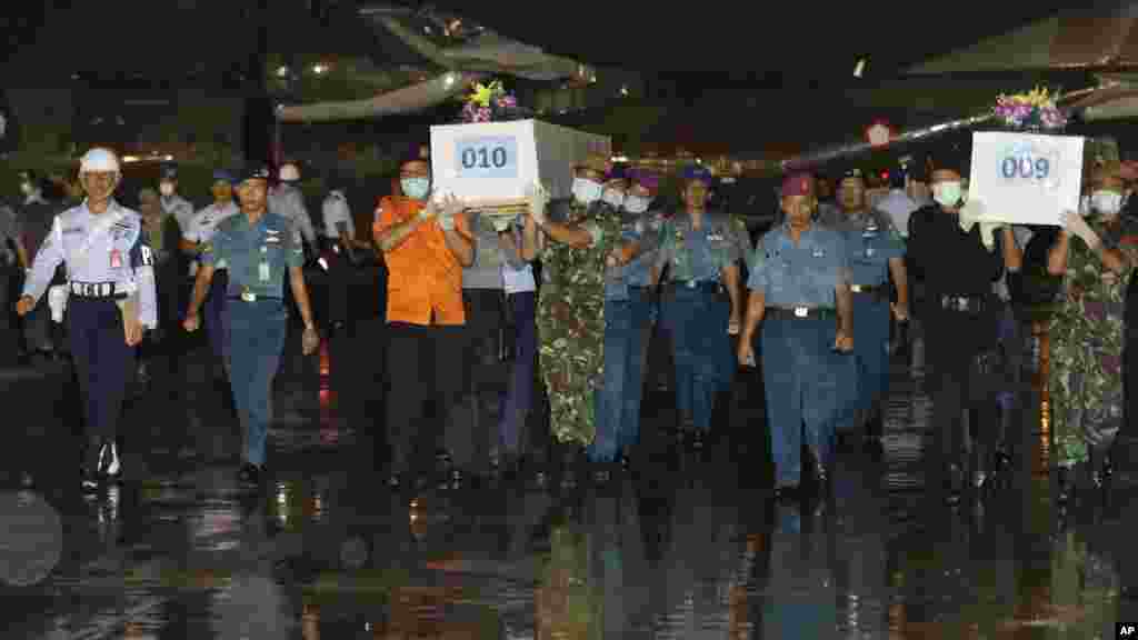 An samo gawarwaki 30 cikin dari da sittin da biyu na hatsarin jirgin AirAsia, Indonesia, Janairu 02, 2015.