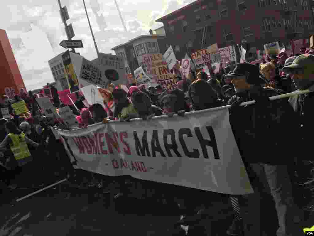 Peserta protes massal Women&#39;s March di San Francisco, California (21/1). (VOA/M Quinn)