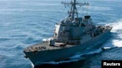 El destructor USS John McCain es uno de los dos buques enviados al Pacífico occidental.