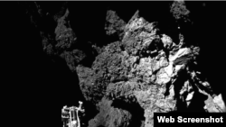 Primera foto enviada a la Tierra del cometa P67, tomada por el módulo Philae, cuya pata se ve abajo, a la izquierda.