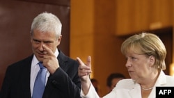 Thủ tướng Đức Angela Merkel, phải, nói chuyện với Tổng thống Serbia Boris Tadic tại Belgrade, Serbia, 23/8/2011