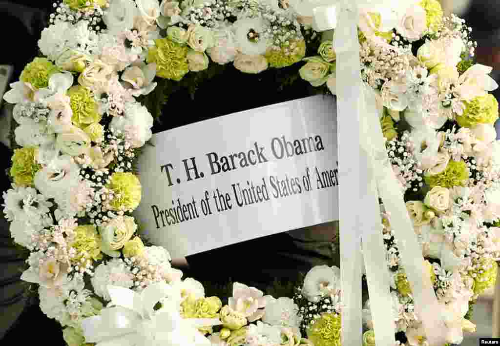 ادای احترام اوباما به قربانیان حمله اتمی آمریکا به هیروشیمای ژاپن. تاج گلی که او در این بنا گذاشت.