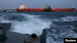 FOTO DE ARCHIVO: Un tanquero de petróleo atracado en la terminal de barcos del complejo industrial José Antonio Anzoátegui de PDVSA en el estado de Anzoátegui . REUTERS/Carlos García Rawlins