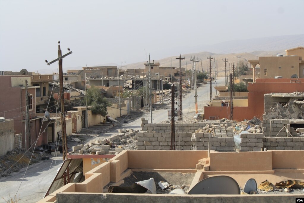 Suatu kali ditinggali 80.000 orang dan merupakan tempat asal orang-orang Yazidi, kota Sinjar di Irak tinggal puing-puing dan ribuang orang dikubur di kuburan massal di luar kota