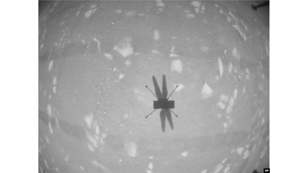 Ingenuity helikopter fotografiše sopstvenu senku crno-bijelim foroaparatom na svom drugom obilasku 22. aprila 2021.