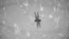 En esta foto de archivo del 22 de abril de 2021, puesta a disposición por la NASA, el helicóptero Ingenuity Mars fotografía su sombra con su cámara de navegación en blanco y negro durante su segundo vuelo.