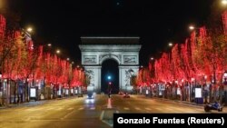 Jalan Champs Elysees menuju Arc de Triomphe di Paris tampak lengang saat penerapan jam malam untuk meredam penyebaran virus corona (Covid-19) di Paris, 15 Desember 2020. (Foto: Reuters)